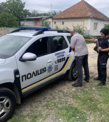 Вдарив жінку в торговому центрі: поліцейські охорони Закарпаття затримали мукачівця