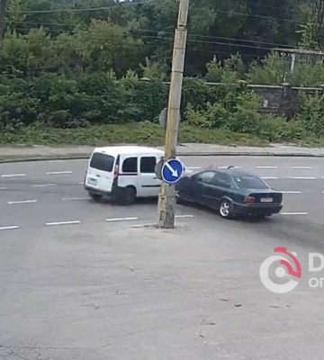 У Дніпрі BMW протаранив Renault на перехресті: відео моменту ДТП