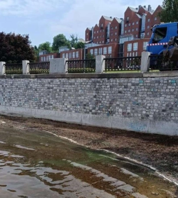 У Дніпрі за заявками громадян почистили від сміття берег річки у районі Фестивального причалу