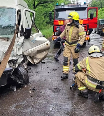 В Криворожском районе чрезвычайники спасли водителя, попавшего в аварию