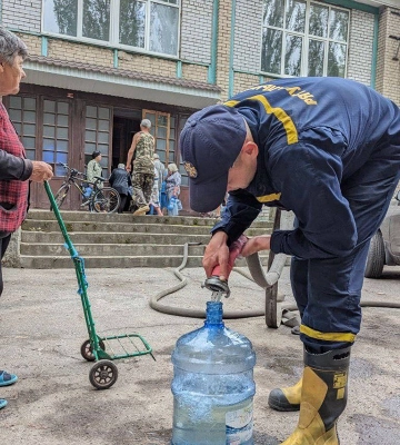 На Дніпропетровщині рятувальники здійснюють підвіз води для населення