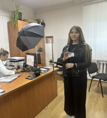 20-річна дівчина з тимчасово окупованої Луганщини отримала свою першу ID-картку в Ужгороді