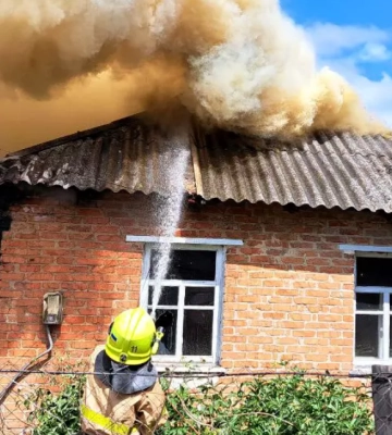 Під час пожежі на Полтавщині врятували жінку та її чотирьох дітей