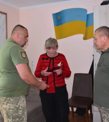 Загинув у бою за Бахмут: на Волині дружині загиблого воїна вручили державну нагороду Героя