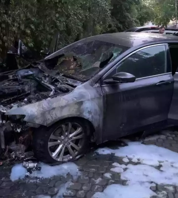 Невідомі спалили автомобіль рівненського медійника Влада Ісаєва