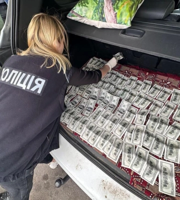 16 500 доларів США за сприяння в оформленні інвалідності: на Хмельниччині затримали засновника громадської організації
