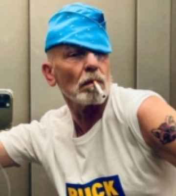 Капелюшок луцького бренду одягнув  Франк Пітер Вільде, який щодня фотографується у ліфті на підтримку України