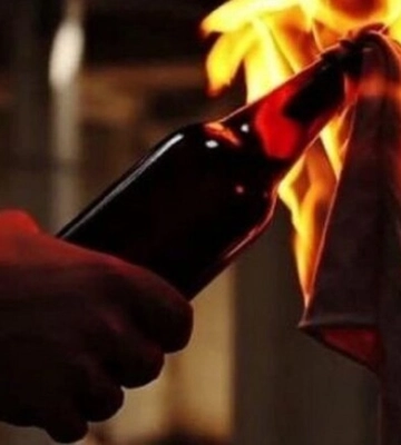 У Дніпрі затримали чоловіків, які кинули коктейль Молотова в офіс