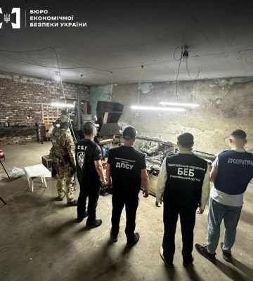 Зброя, цигарки та паспорт рф. У Могилів-Подільському викрили підпільний цех