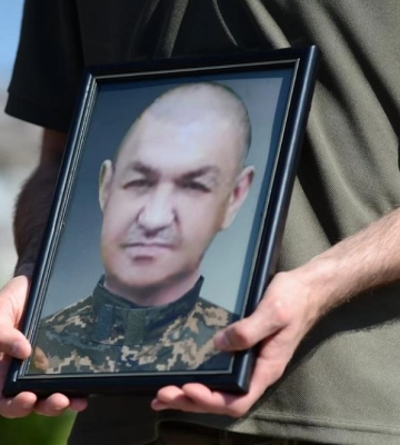 Загинув, не встигнувши освідчитись коханій: на Волині сотні людей провели в останню путь 21-річного Героя Дениса Задерея