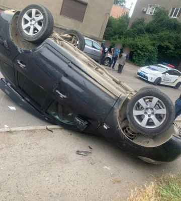 &quot;Прилягла на тротуар&quot;: у Чернівцях водій перекинув автівку на дах