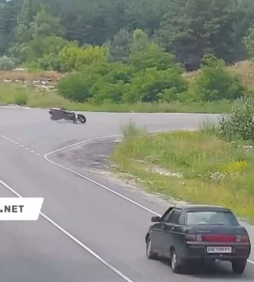 Чоловік впав у кому після падіння з мотоцикла на трасі у Дніпровському районі: відео моменту аварії