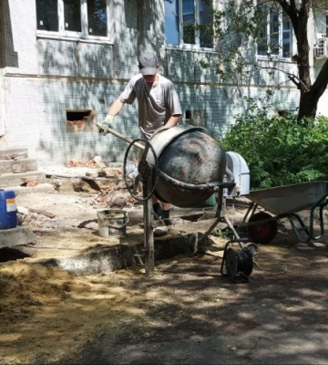 “Прилетіло” в перший день війни: у Чугуєві відновлюють будинки 