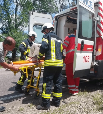 У Дніпропетровській області легковик влетів у дерево: постраждало двоє людей (ФОТО)