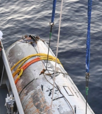Корейські військові дістали з моря частини корпусу космічної ракети КНДР