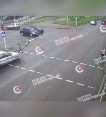 В Днепре на Поля автомобиль сбил мужчину: видео момента