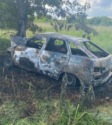 Загинули водій та пасажир: на Волині авто врізалося в дерево й загорілося