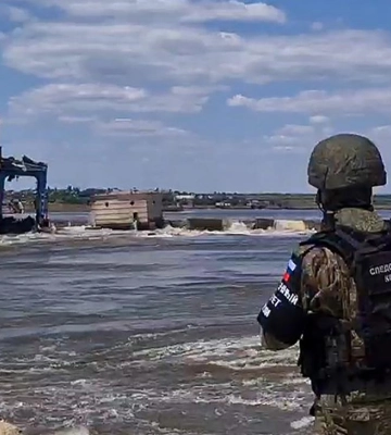 Чуть не утонули: бойцы ССО спасли пятерых военных РФ после подрыва Каховской ГЭС (видео)