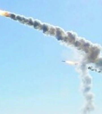 У Подільському районі Києва чули вибухи: є загроза застосування балістичного озброєння