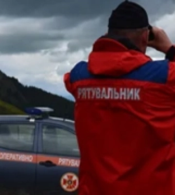 В горах на Закарпатті заблукали троє туристів