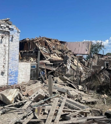 На Київщині внаслідок ракетного удару РФ пошкоджено будинки, почалась  пожежа: є постраждалі. Фото