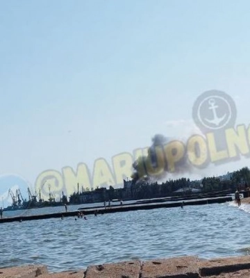 Мешканці Маріуполя повідомляють про потужний вибух, над портом — клуби диму