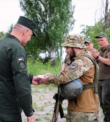 Командувач Нацгвардії вручив нагороди воїнам, які професійно нищать загарбників на Запорізькому напрямку Командувач Нацгвардії вручив нагороди воїнам, які професійно нищать загарбників на Запорізькому напрямку