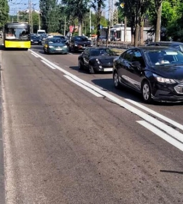 На улице Щусева на Сырце появилась выделенная полоса для общественного транспорта