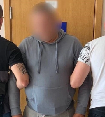На Київщині чоловік систематично ґвалтував власну доньку – його затримали