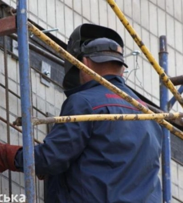 В Дніпрі в будинку на Перемозі, куди поцілила ракета, відновлюють стіну