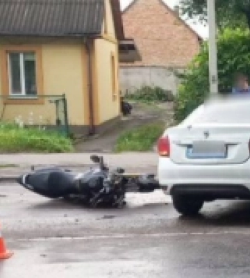 У Рівному легковик «Mazda» під час повороту збив 19-річного велосипедиста. ФОТО