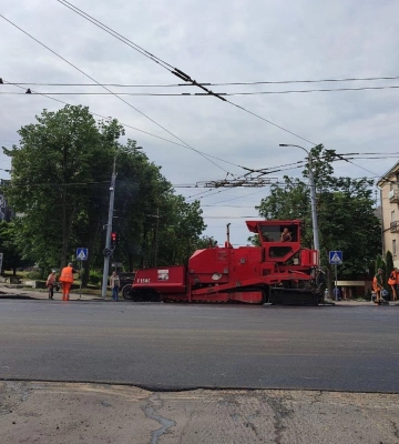 На Покровському ремонтують дорогу