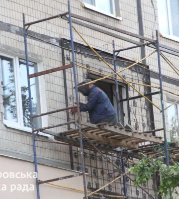 Дніпро продовжує відновлювати будинок на Перемозі, куди 14 січня поцілила російська ракета 