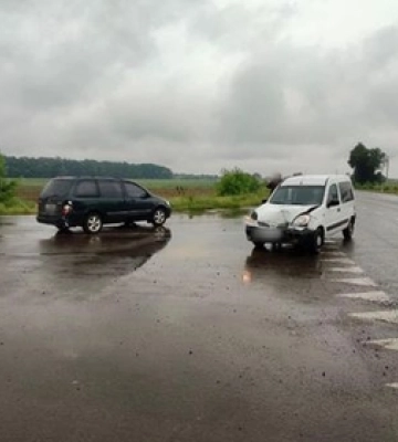 Зім&#039;ятий капот і вибиті фари: у Луцьку не розминулися Mazda і Nissan 