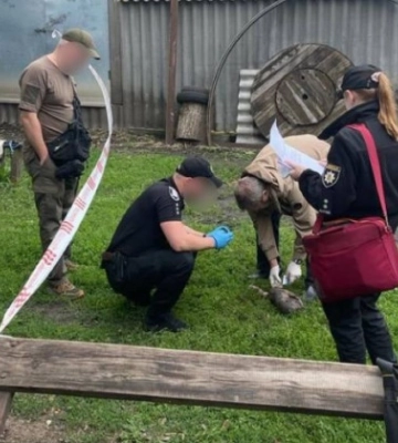 На Сумщині жінка народила двійню і покинула помирати в господарській будівлі