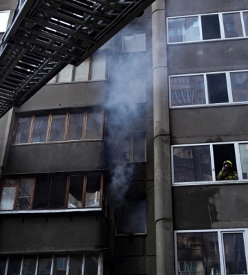 Під час гасіння пожежі у київській багатоповерхівці вогнеборці врятували людину