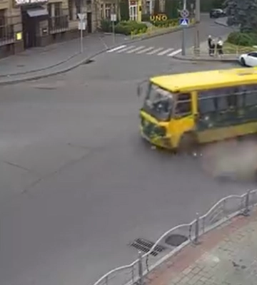У центрі Луцька зіткнулися автівка і маршрутка. Опублікували момент ДТП