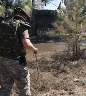 На Херсонщині вибухотехніки поліції спільно з іншими підрозділами обстежують території, де відступила вода