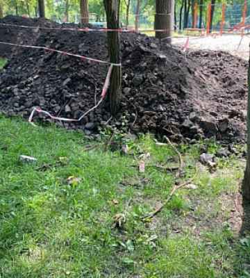 У Кривому Розі у парку Правди невідомі зняли родючий шар ґрунту - активісти б`ють тривогу