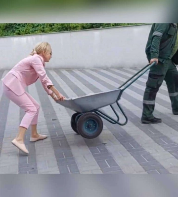 Заважає працювати: власниця «Homepark» у парку Шевченка влаштувала бардак на оглядовому майданчику