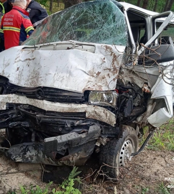Заснув за кермом: на Волині водій на Volkswagen врізався у дерево, його госпіталізували