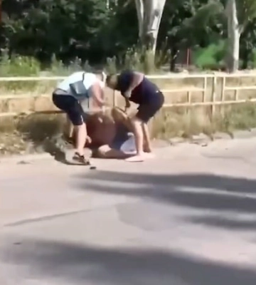 У Херсоні перевізники побили відомого волонтера, який безкоштовно евакуював людей