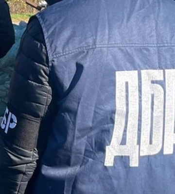 Зустріч утрьох: ДБР затримало правоохоронця через домагання до неповнолітньої