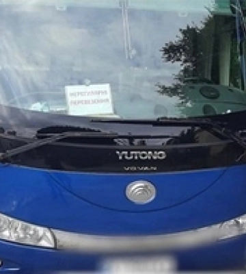 Зухвале паркування: у Луцьку «кинули» автобус на тротуарі біля будівлі муніципалів 