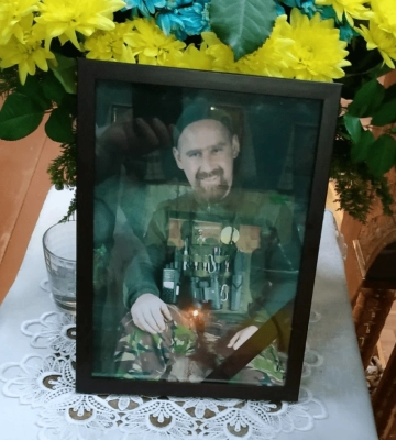 У переддень похорону сину виповнилося 2 роки: на Волині тисячі людей попрощалися із молодим Героєм Ігорем Юрасовим