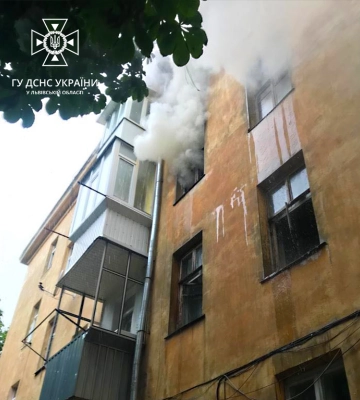 Львівські рятувальники врятували 87-річну жінку з задимленої квартири