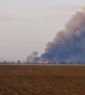 Детонировали не один час: под Геническом на Херсонщине горели крупные склады ВС РФ (видео)