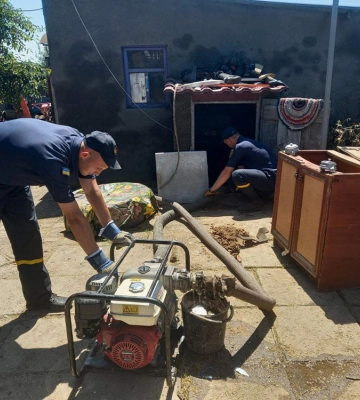 Рятувальники ДСНС продовжують ліквідовувати наслідки підтоплення на Миколаївщині