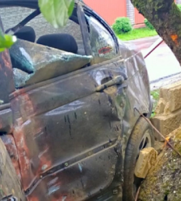 Біля Львова BMW влетіло в бетонну огорожу: водія з авто деблокували рятувальники