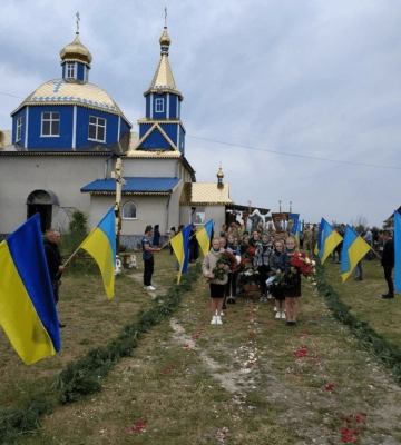 У переддень похорону сину виповнилося 2 роки: на Волині тисячі людей попрощалися із молодим Героєм Ігорем Юрасовим